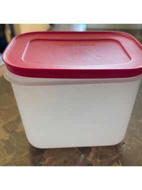 Tupperware 4 3/4Cup Festive Container❤️‍🔥❤️‍🔥